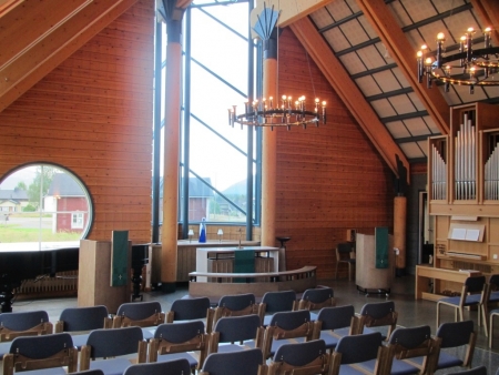 altar-of-the-church-of-akaslompolo-jpg